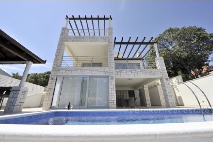 Luxury villa in the first row to the sea, for sale