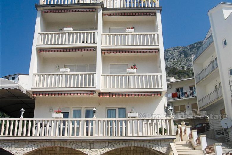 Fint hotell med panoramautsikt over sjøen, til salgs