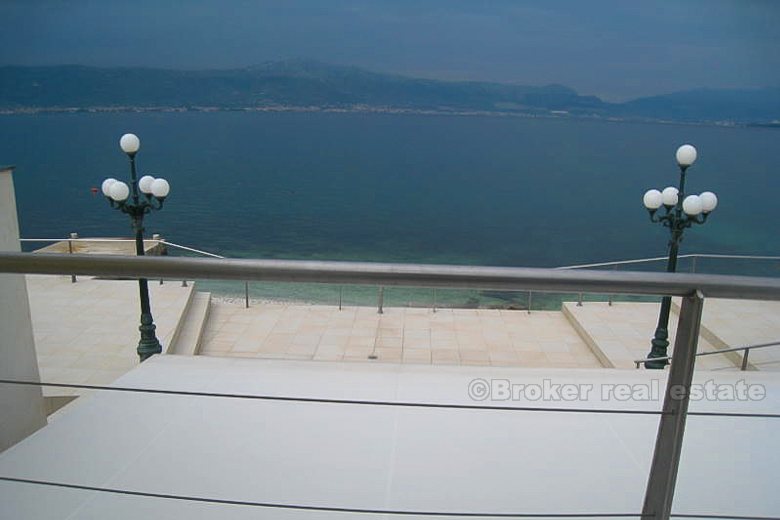 Beautiful villa in the first row to the sea, for sale