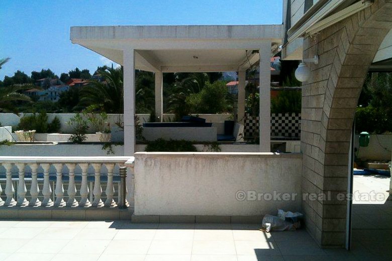 Beautiful villa in the first row to the sea, for sale