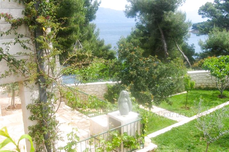 Belle villa en pierre dans la première ligne de la mer, à vendre