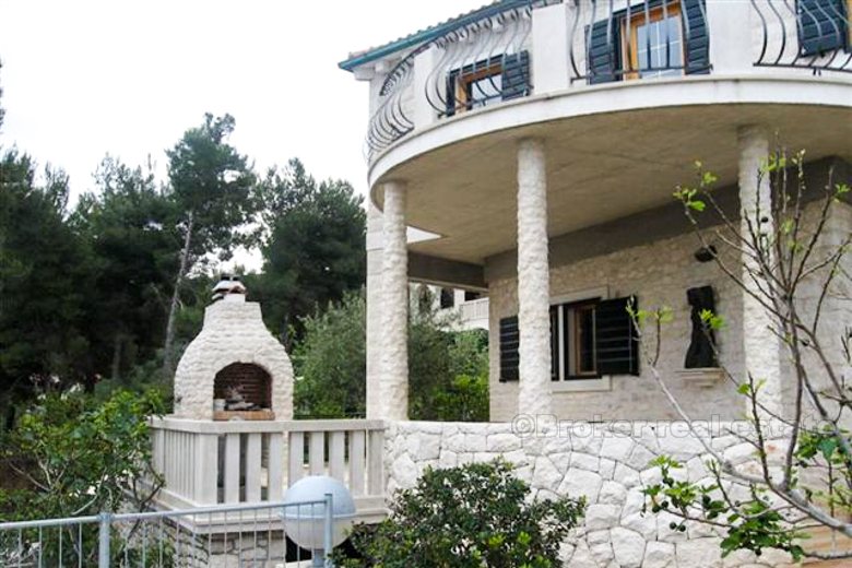 Bella villa in pietra in prima linea al mare, in vendita