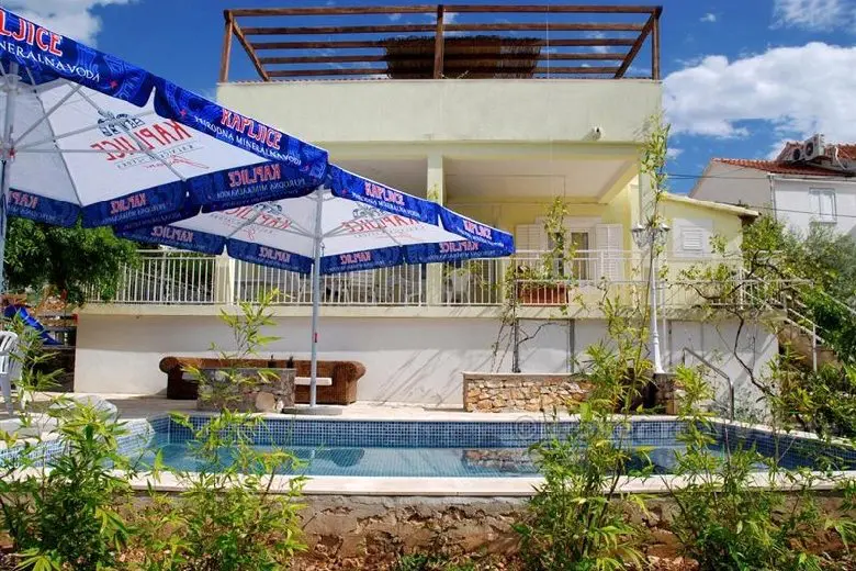 Hus / Villa med svømmebasseng, til salgs