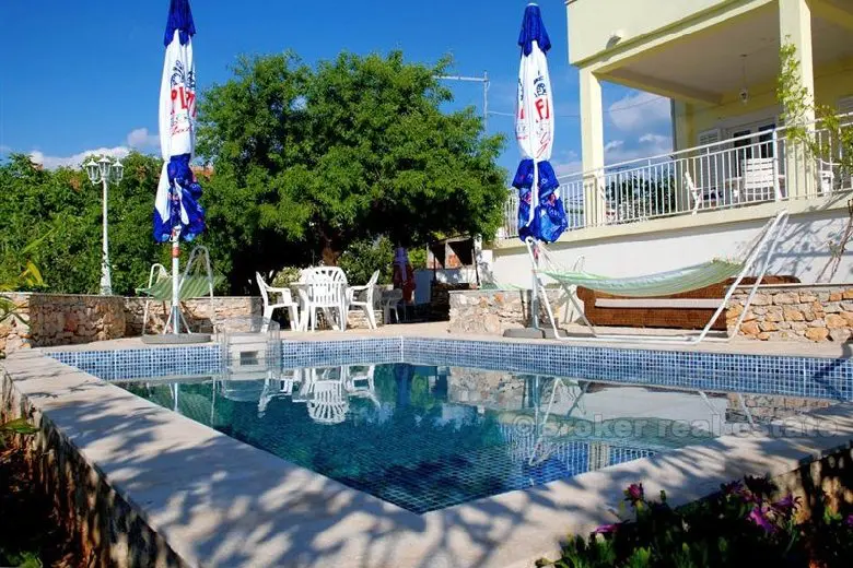 Hus / Villa med pool, till salu