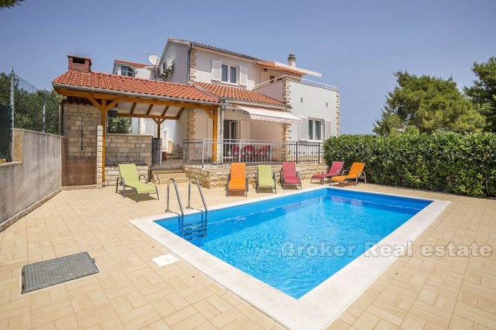 Beautiful villa with swimming pool, for sale