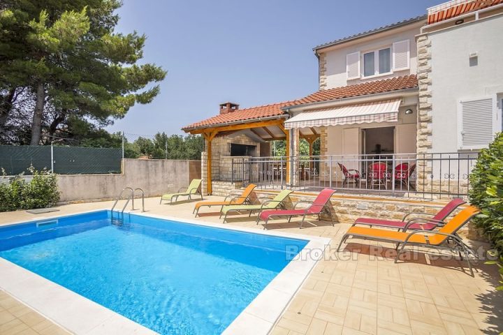 Beautiful villa with swimming pool, for sale