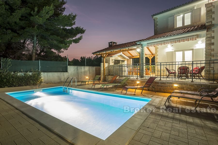 Bella villa con piscina, in vendita