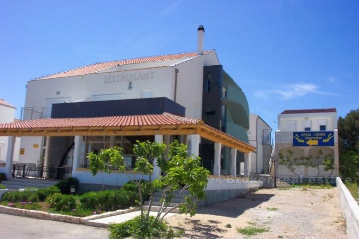 Small hotel at the first row to the sea, for sale