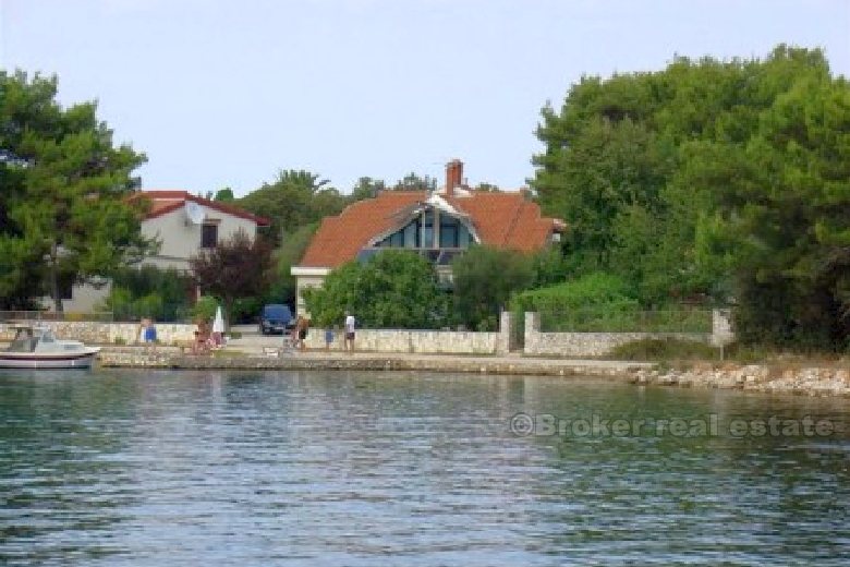 House at the seafront, with its own beach, for sale