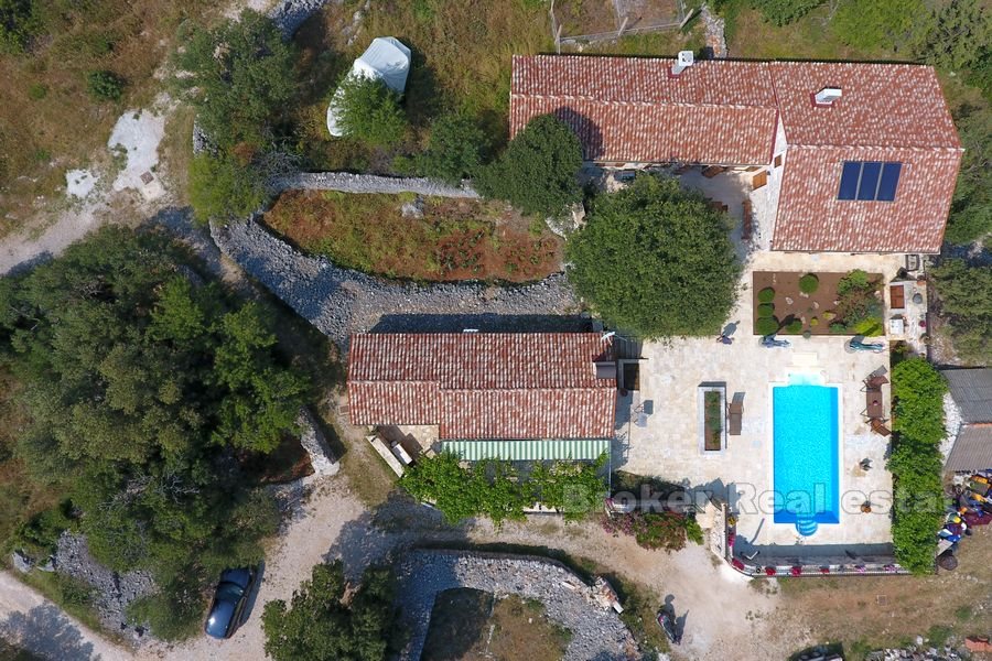 Odnowione kamienne domy z basenem
