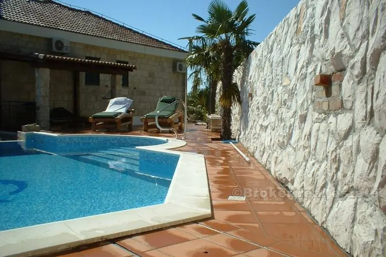 Villa med svømmebasseng, til salgs