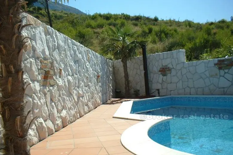Villa con piscina, in vendita