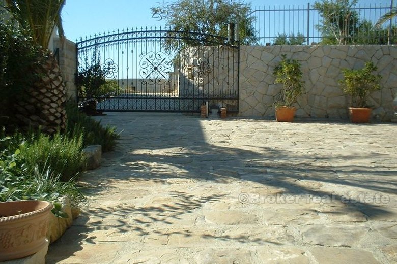Villa with swimming pool, for sale