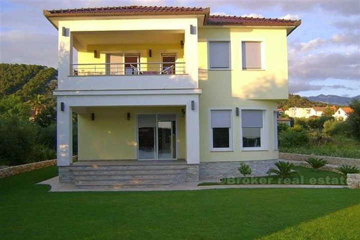 Beautiful villa right by the sea, for sale