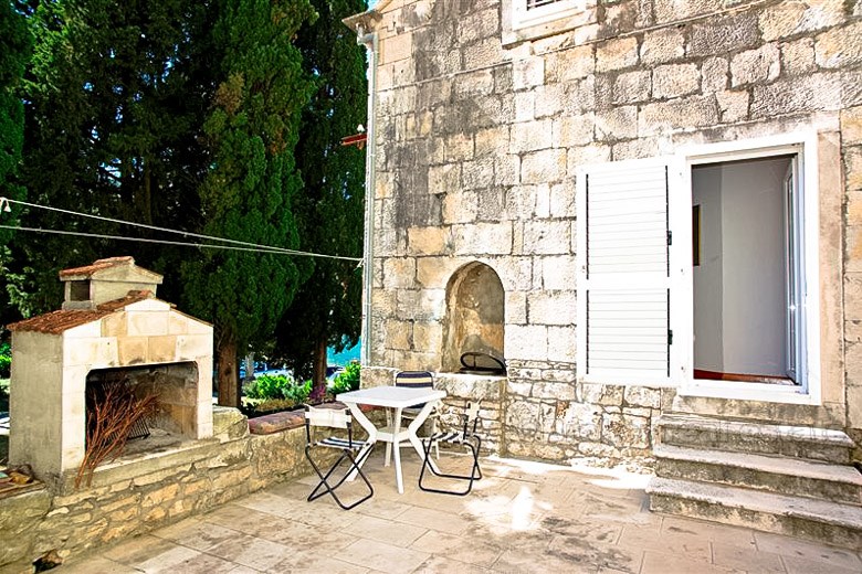 Beautiful renovated stone house in the center