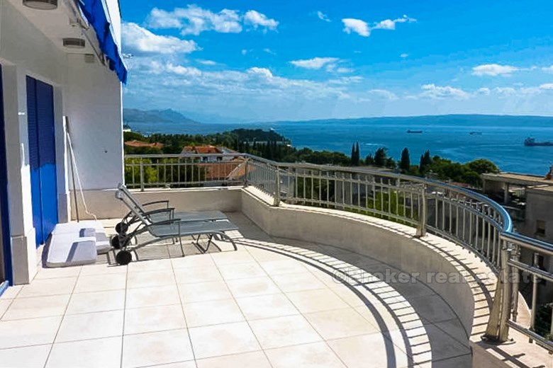 Villa with a swimming pool in the town of Split