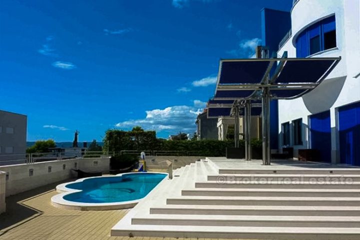 Villa with a swimming pool in the town of Split