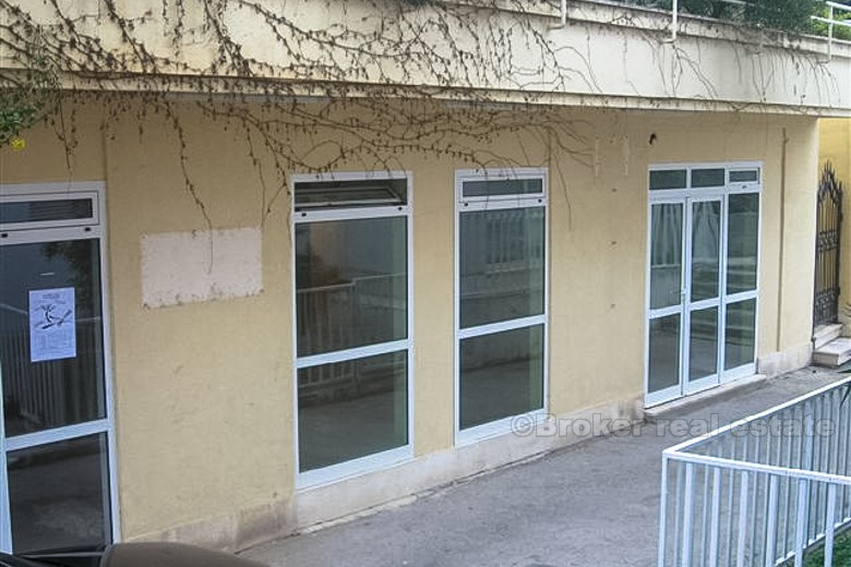 Business premises on the ground floor, for sale