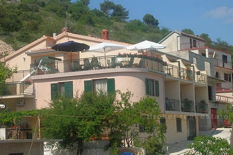 Villa med 9 + 1 luksusleiligheter, restaurant med terrasse