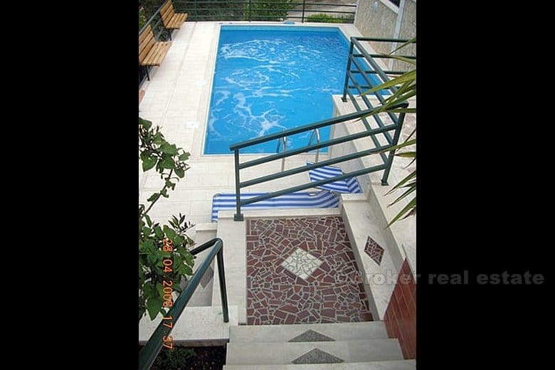 Villa avec 9 + 1 appartements de luxe, restaurant avec terrasse