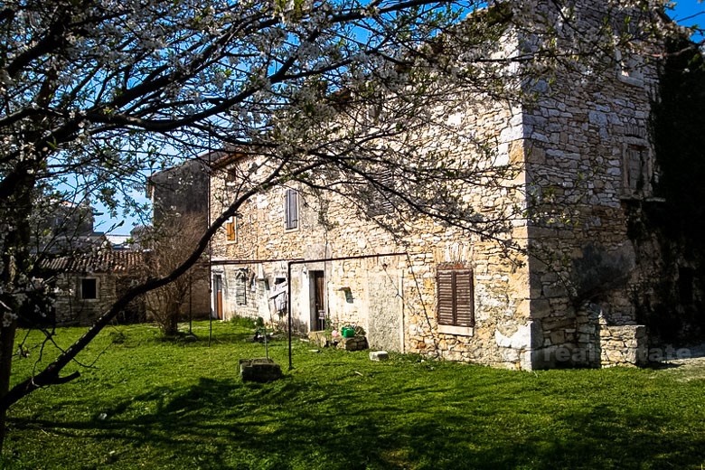 Autentica casa in pietra, in vendita
