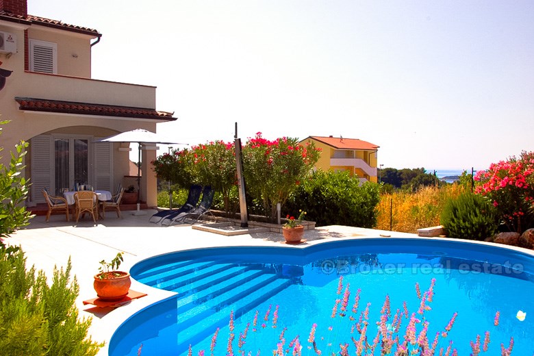 Villa with swimming pool, for sale