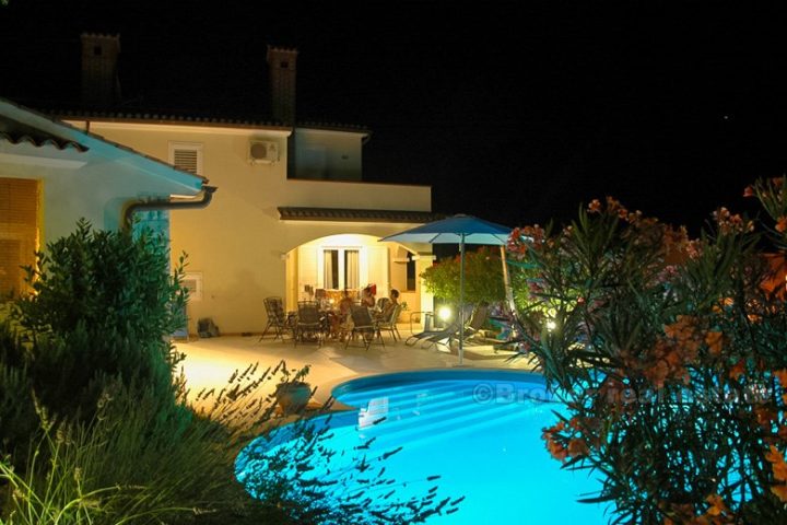 Villa with swimming pool, for sale