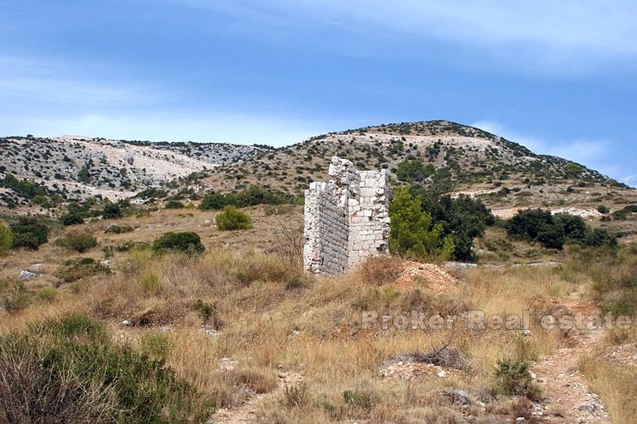Ruin of 92 m2 on the land plot of 736 m2
