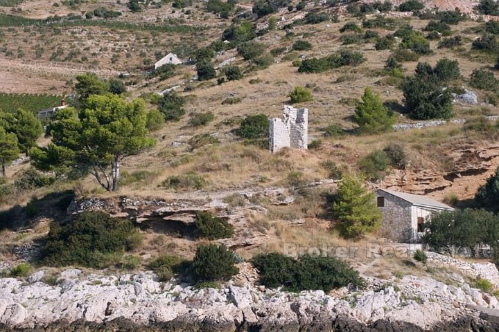 Ruin of 92 m2 on the land plot of 736 m2