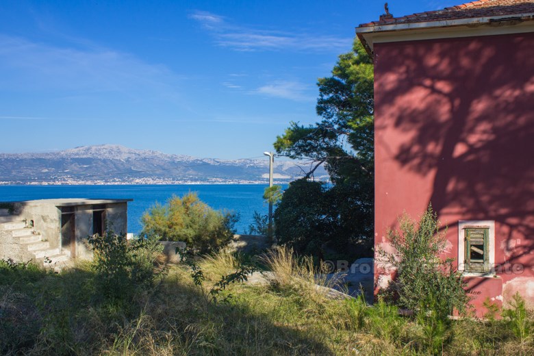 Old villa first row to the sea, for sale