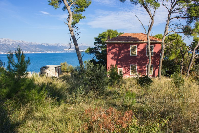 Vieille villa première rangée à la mer, à vendre