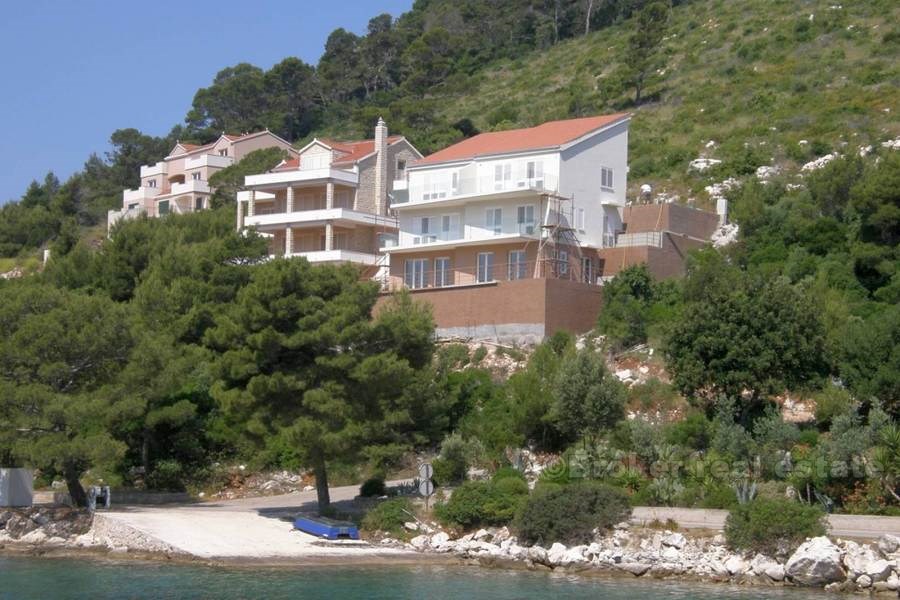 Residential building next to the sea, for sale