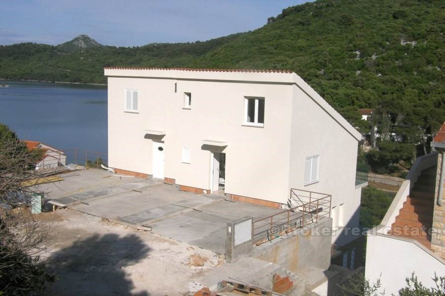 Residential building next to the sea, for sale
