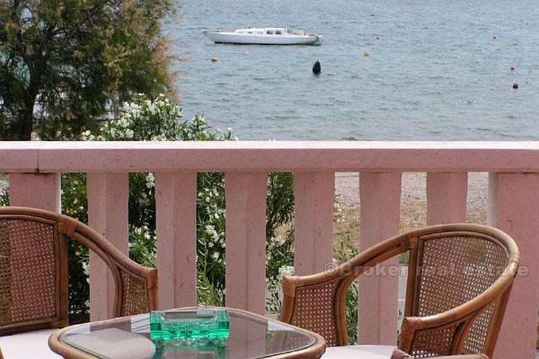 Attractive villa première rangée à la mer, à vendre