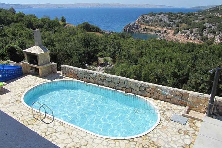 To roms leilighet med svømmebasseng