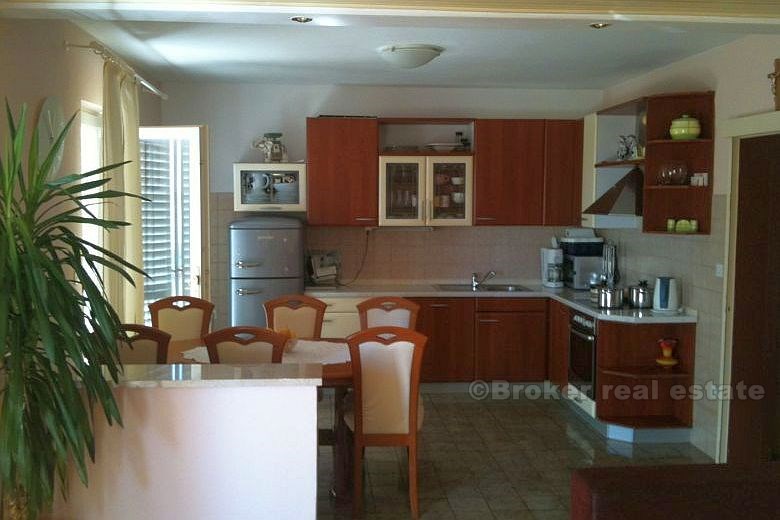 Apartment house with 3 floors, for sale