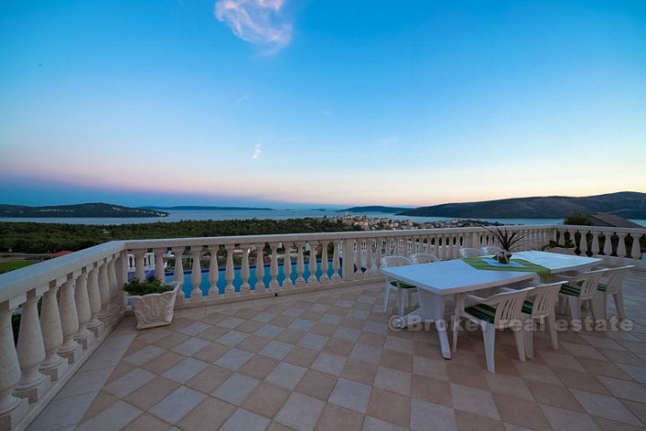 Luxury villa with sea view, for rent