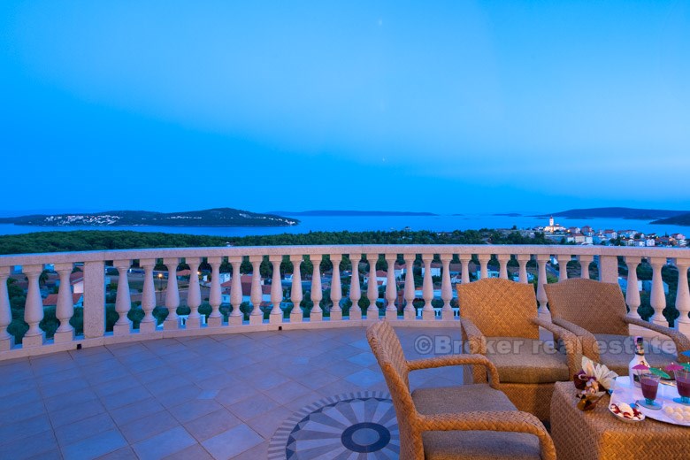 Villa de luxe avec vue sur la mer, à louer