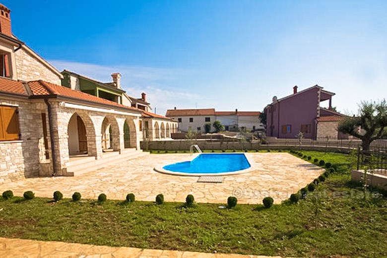 Nuova villa con piscina, in vendita
