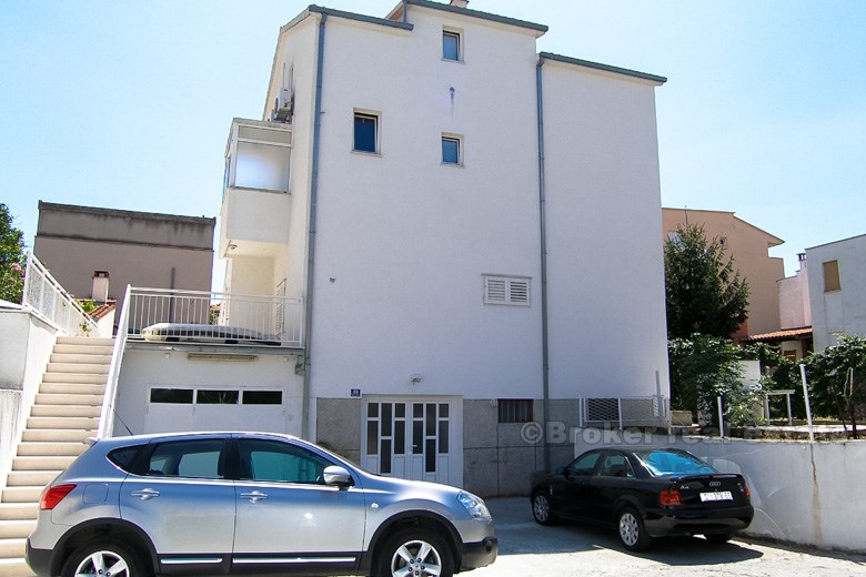 2 apartments and business premises