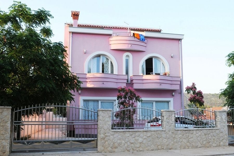 Près de Zadar, maison à côté de la marina