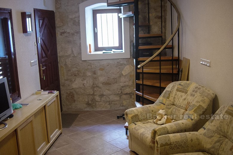 Odnowiony kamienny dom na 4 poziomach