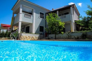 Newly built house with swimming pool, for rent