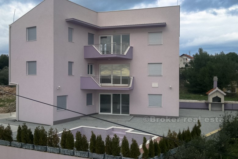 Family house with three apartments, for sale