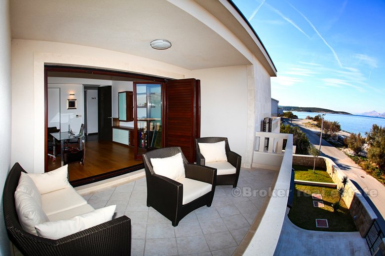 Villa perched in a beautiful bay, for sale