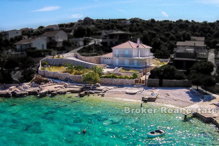 Prodaje se atraktivna kuća za odmor uz more