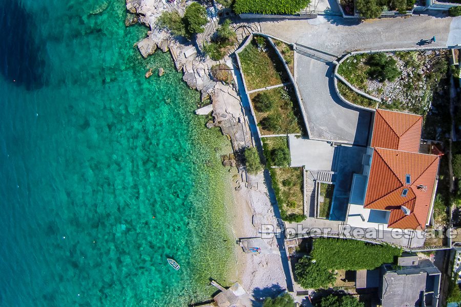 Prodaje se atraktivna kuća za odmor uz more