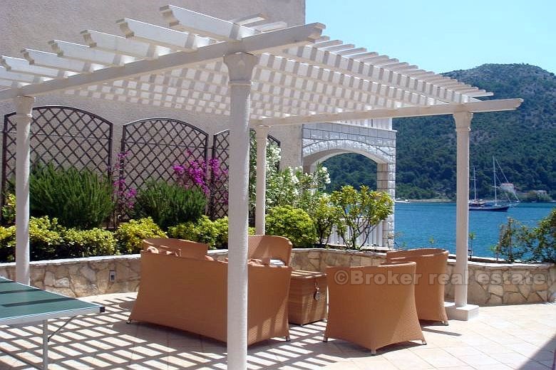 Beautiful villa directly above the Adriatic Sea
