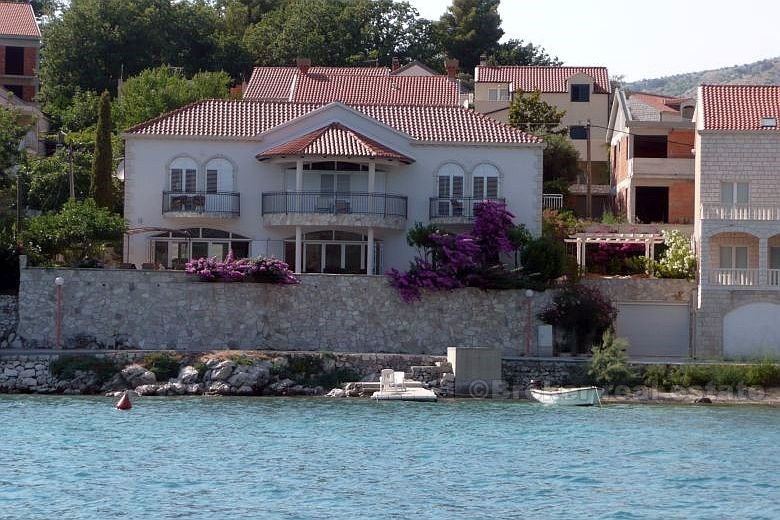 Schöne Villa direkt über der Adria