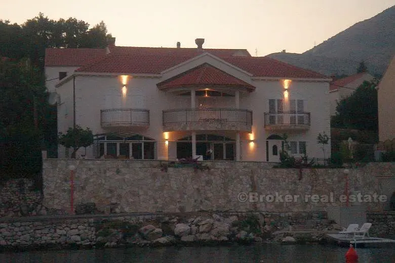 Schöne Villa direkt über der Adria